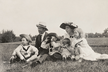 Gustaf VI Adolf and Crown Princess Margareta sitting on the grass with their children Prince Sigvard, Prince Gustaf Adolf, Prince Bertil and Princess Ingrid