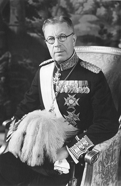Kung Gustaf VI Adolf  i uniform. Fotografi från år 1951.
